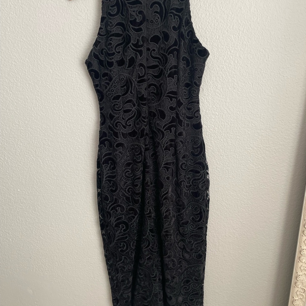 Donna Karan Embroidered Sleeveless Sheath
Dress - Picture 3 of 11
